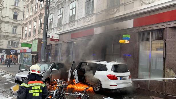 Wien: Auto ging nach Unfall in Flammen auf