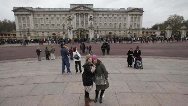 Touristen vor dem Buckingham Palace in London