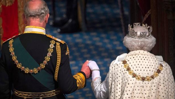 Royal-Beobachter: "Queen gibt in sechs Monaten Thron an Charles ab"