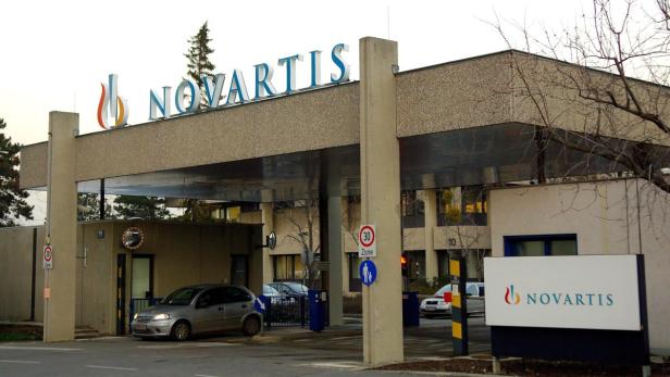 Das Novartis-Logo ist an einem Gebäude angebracht.