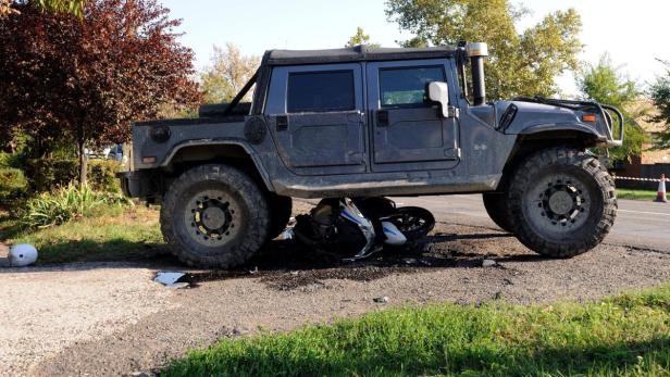 Ein Österreicher soll im Oktober 2012 mit diesem Geländewagen in Südungarn einen Motorrad-Polizisten überrollt haben. Der Fall wird derzeit vor Gericht verhandelt.