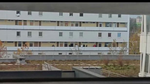Tatort-Ermittler in einem Wohnhaus gegenüber der Uni-Klinik in St. Pölten