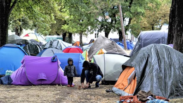 Flüchtlinge zwischen Zelten am Gelände der &quot;Erstaufnahmestelle Ost&quot; in Traiskirchen.