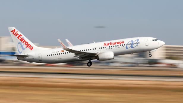 FILE PHOTO: An Air Europa Boeing 737 airplane takes off at the airport in Palma de Mallorca