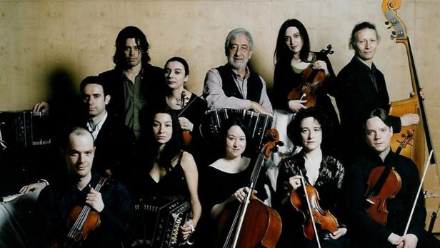 Juan José Mosalini (oben Mitte) und sein Tango-Orchester