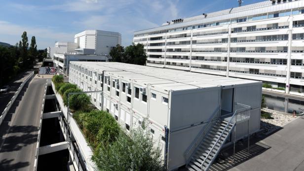 APA8899442-2 - 03082012 - WIEN - ÖSTERREICH: ZU APA-TEXT II - Ein Containerdorf auf dem Gelände des ORF-Zentrums am Küniglberg, aufgenommen am Donnerstag, 02. August 2012, dient Mitarbeitern aus dem Hauptgebäude wegen des akuten Sanierungsbedarfs derzeit als Ausweichquartier. APA-FOTO: HERBERT PFARRHOFER