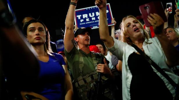 US-Medien: Bewaffnete Trump-Anhänger vor Wahlbehörde in Arizona