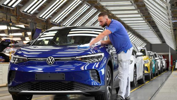 VW shows electric SUV "ID 4" during a photo workshop