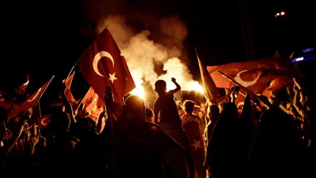 Pro-Erdogan-Anhänger versammeln sich in Istanbul (18.07.2016)