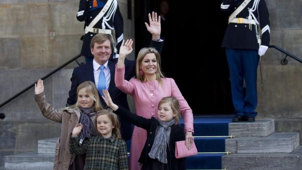 epa03683513 King Willem-Alexander of The Netherlands (C-L) and Queen Maxima (C-R) wave to the crowd after a breakfast with the guests still present in the Royal Palace, in Amsterdam, The Netherlands, 01 May 2013. Seen in front are (L-R) Crown Princess Amalia, Princess Ariane and Princess Alexia. The Netherlands on 30 April 2013 saw a colorful investiture of their new King Willem-Alexander following the abdication of his mother, Royal Highness Princess Beatrix, who in an official act the same day had signed her abdication leaving the Dutch throne to her son who became the first male monarch in the country in 123 years. EPA/JERRY LAMPEN