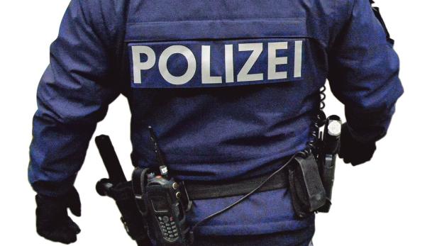 Ein Polizist in Uniform, von hinten gesehen.