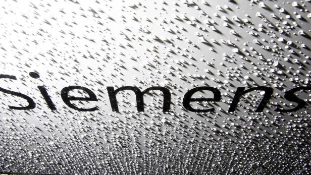 Das Siemens-Logo ist mit Wassertropfen bedeckt.