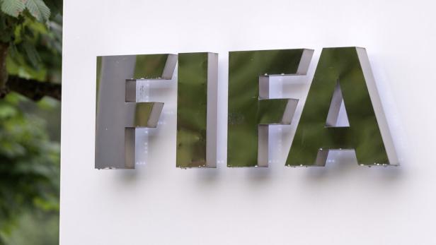 Das FIFA-Logo an einer weißen Wand.
