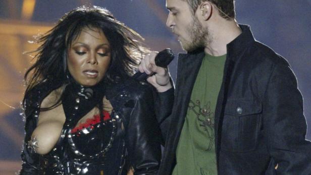In der Halbzeitpause lieferten die Popstars eine große Show ab. Beim gesanglichen Höhepunkt riss Timberlake der Jackson einen Teil ihres Outfits herunter - eine mit einem Stern bedeckte Brust wurde für Millionen von Zusehern sichtbar.