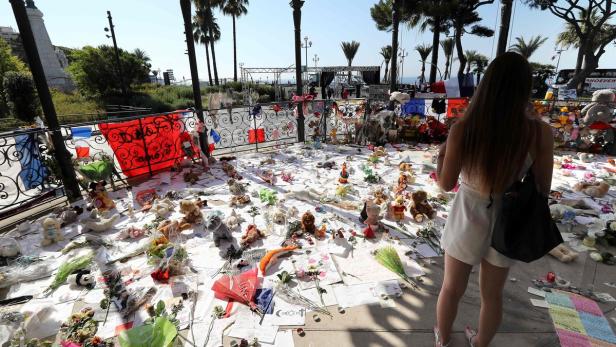 Eine Gedenkstätte mit Blumen, Teddybären und Botschaften in Nizza, Frankreich.