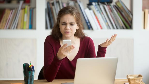 Frau mit Handy und Notebook. 