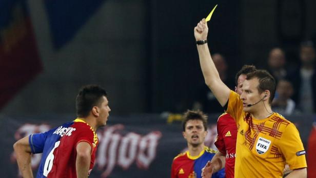 FC Basel&#039;s Aleksandar Dragovic is shown a yellow card by referee Pavel Kralovec (R) during theEuropa League semi-final first leg soccer match against Chelsea at St. Jakob Park stadium in Basel April 25, 2013. REUTERS/Pascal Lauener (SWITZERLAND - Tags: SPORT SOCCER)