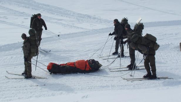 Alpinsoldaten sind in der Rettung von Lawinenopfer ausgebildet