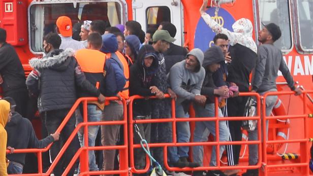 Rekordzahl von mehr als 2.200 Migranten erreicht Kanaren