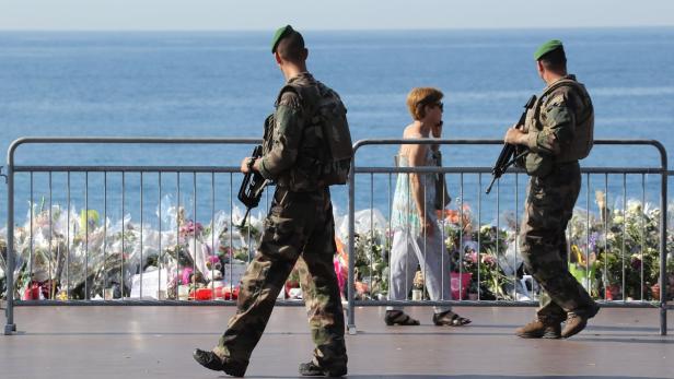 Soldaten auf der Strandpromenade in Nizza