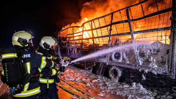 Lkw-Anhänger stand auf der Westautobahn in Flammen