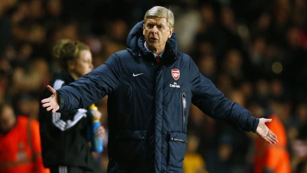 Arsène Wenger, der Trainer von Arsenal, gestikuliert an der Seitenlinie.