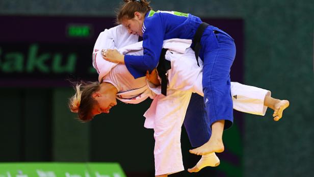 Zwei Judoka kämpfen auf der Matte.