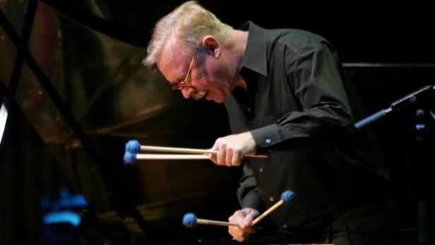 Gary Burton performs on the vibraphone during &quot;Three Score&quot;, the Berklee College of Music&#039;s 60th anniversary concert, in Boston, Massachusetts January 28, 2006. REUTERS/Rick Friedman