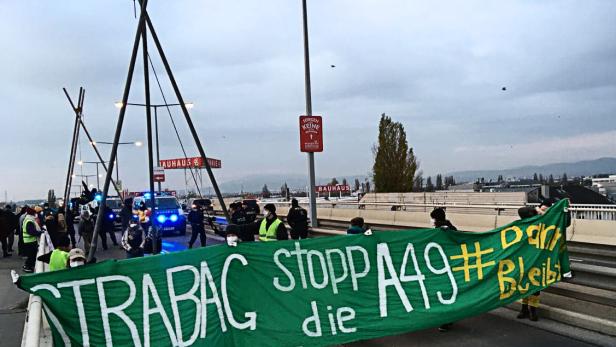 Klimaaktivisten blockierten Brücke über Südosttangente in Wien