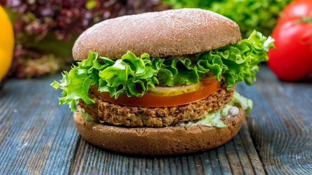 Test-Sieger: Diese 4 veganen Burger-Laibchen schmecken und sind gesund