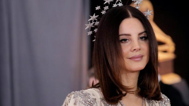 Nach Kritik: So verteidigt Lana Del Rey löchrige Maske bei Autogrammstunde mit Fans