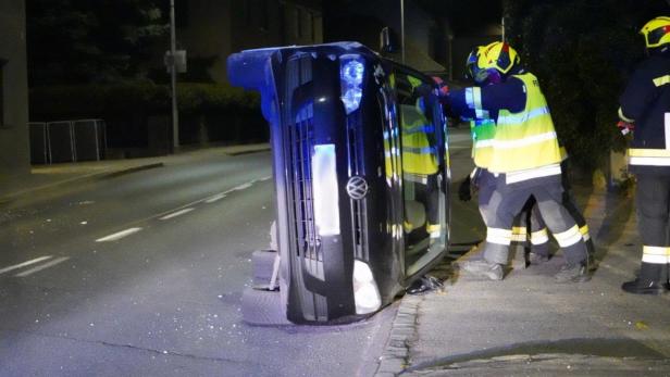 Auto riss in Erlauf Loch in Gemeindeamt