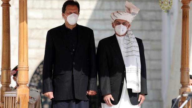 Pakistans Premier Khan (li) als Staatsgast bei Afghanistans Präsidenten Ghani