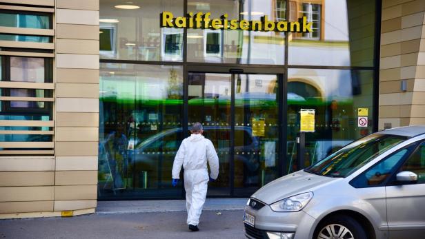Tatort-Ermittler am Donnerstag in der betroffenen Bank in Mödling