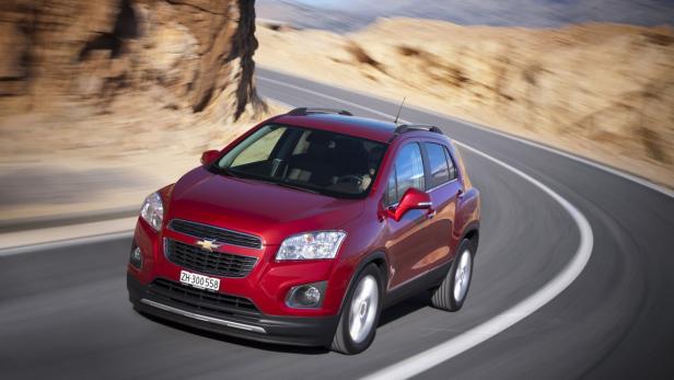 Ein roter Chevrolet Trax fährt auf einer kurvenreichen Straße.