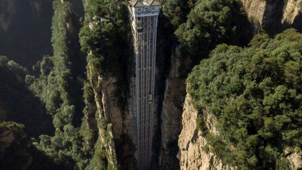 Der höchste Outdoor-Lift bringt Touristen auf die "Avatar"-Klippe