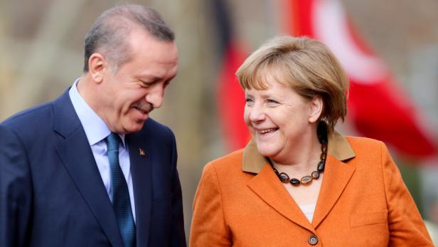 Bundeskanzlerin Angela Merkel (CDU) wird am 25.02.2013 vom Ministerpräsidenten der Türkei, Recep Tayyip Erdogan, mit militärischen Ehren begrüßt. Foto: Kay Nietfeld/dpa +++(c) dpa - Bildfunk+++
