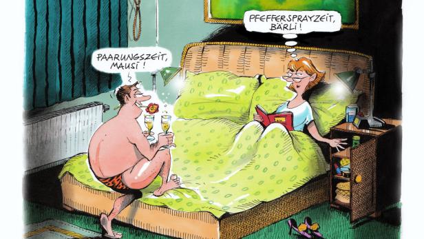 Ein Mann mit einem Drink sitzt auf dem Bett, während seine Frau liest und „Pfeffersprayzeit“ sagt.