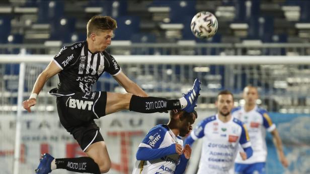 Hart umkämpft: LASK-Spieler Wiesinger akrobatisch in Hartberg