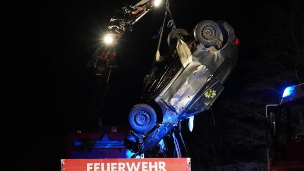 Schwerer Unfall in NÖ: Pkw kam von Fahrbahn ab