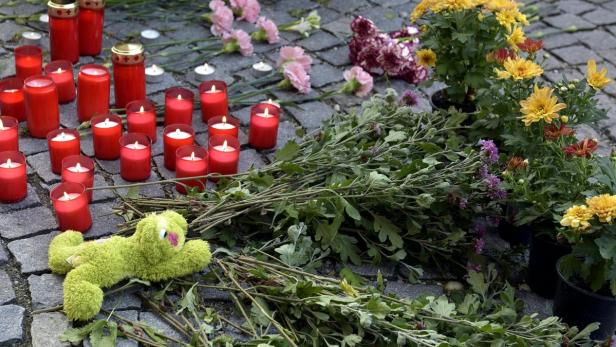 Blumen und Kerzen zum Gedenken an die tot in einem Lkw aufgefundenen Flüchtlinge vor der Polizeidirektion Eisenstadt.