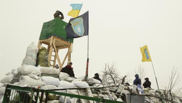 Regierunsggegner auf einer Blockade mit "Wachturm" in Kiew