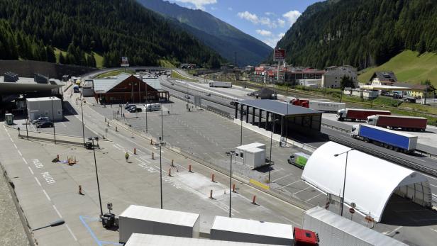 Für mögliche Kontrollen wurde bereits ein Zelt am Parkplatz der Raststätte am Brenner aufgestellt