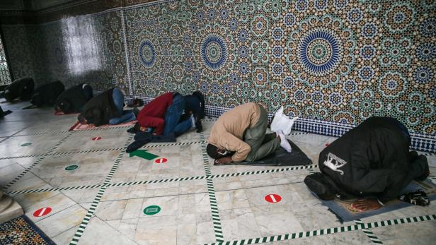 Symbolbild: Muslime beim Freitagsgebet in Paris