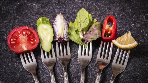 Dass Obst und Gemüse gesünder sind als viel Fleisch und Zuckerreiches, ist unbestritten. Eine solch einseitige Ernährung steigert das Risiko für Übergewicht, Herz-Kreislauf-Erkrankungen oder Diabetes beträchtlich. Kartoffeln sind aber nicht gesünder als etwa Weißbrot – denn sie bestehen zum Großteil aus Stärke.