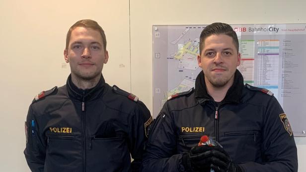 Tierischer Einsatz am Wiener Hauptbahnhof: Polizisten fangen Papagei