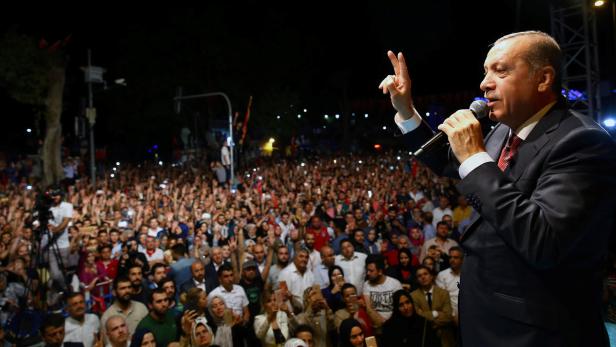 Präsident Erdogan hetzt seine Anhänger weiter auf