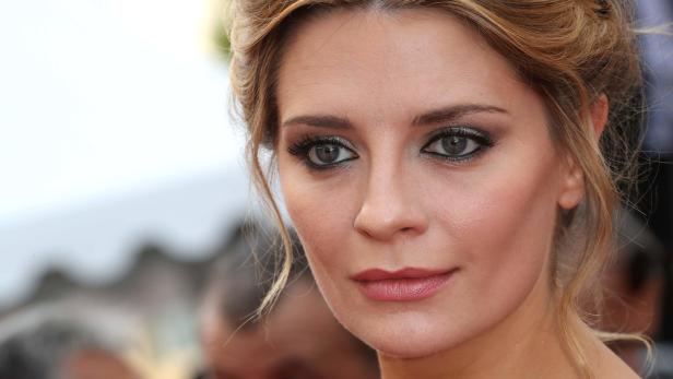 Nahaufnahme von Mischa Barton mit auffälligem Augen-Make-up.