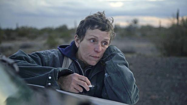 Große Oscar-Favoritin: Frances McDormand in Chloé Zhaos wunderbarem Film „Nomadland“, der an seinem Kinostart festhält