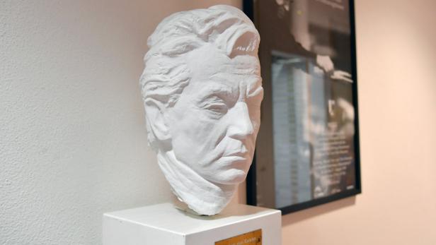 Heldenverehrung: Karajan-Büste in der Jubiläumsausstellung &quot;Großes Welttheater&quot; anlässlich 100 Jahre Salzburger Festspiele im Salzburg Museum